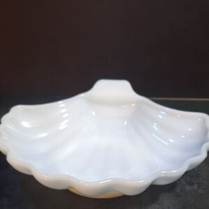 White Shell-Shaped Dish